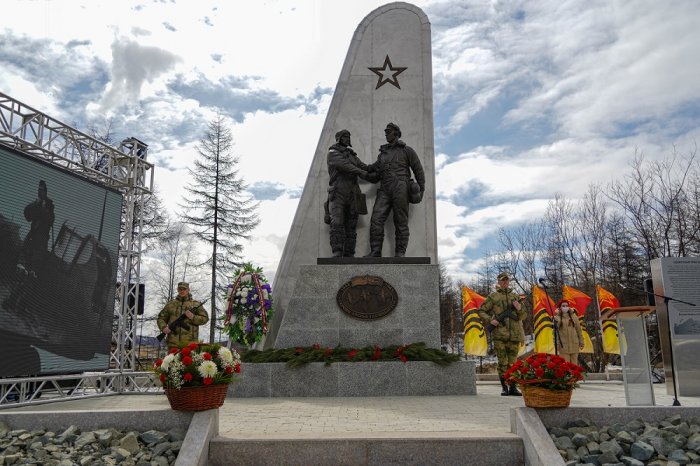 Памятник летчикам АЛСИБА установили на Колыме