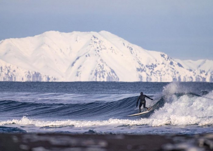 Школа серфинга на Камчатке получила сотни запросов от потенциальных туристов после фильма Юрия Дудя