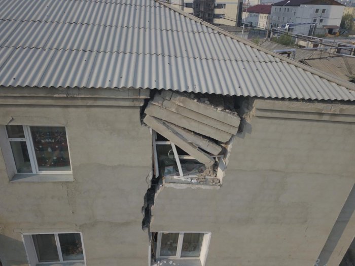 В Якутии жилой дом треснул от крыши до подвала