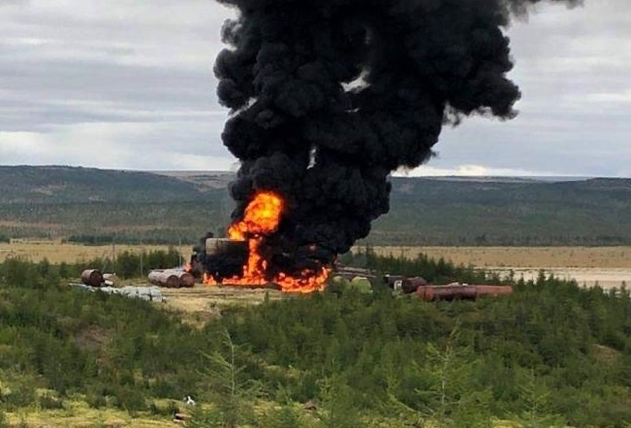 Взрыв буровых. Пожары на нефтегазовых объектах. Нефть горит. Пожары в Якутии. Пожары на энергообъектах.