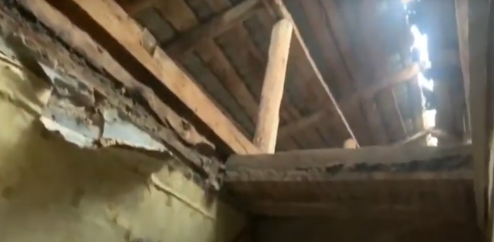 В жилой двухэтажке Якутска рухнул потолок