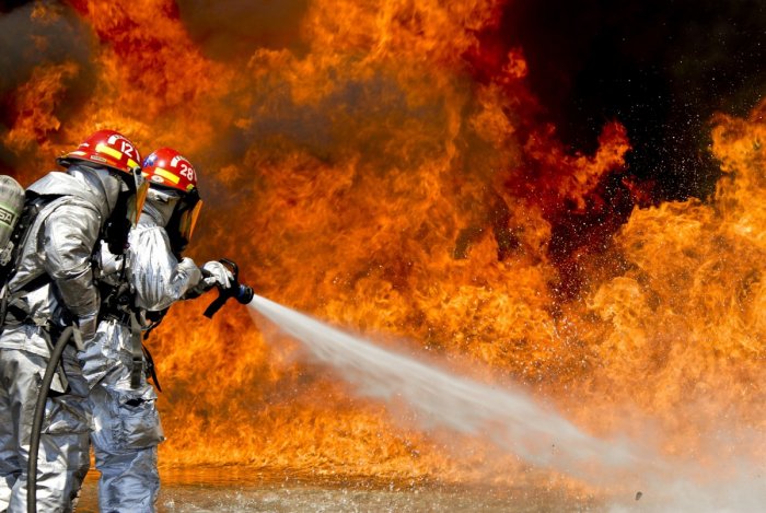 В Магадане ликвидируют крупный пожар в бухте Батарейная