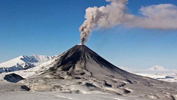 Вулканы Камчатки продолжают соревноваться «кто выше чихнет»