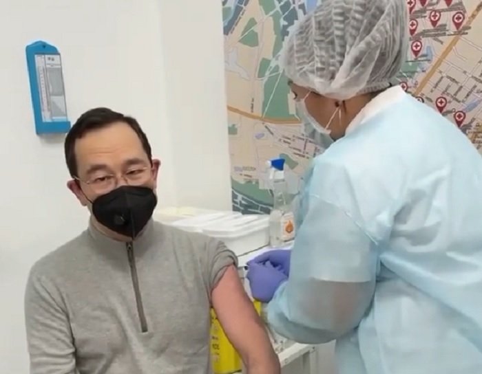 Глава Якутии получил прививку от коронавируса