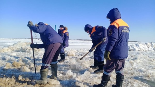 В Хабаровском крае экскаватор провалился под лед вместе с водителем