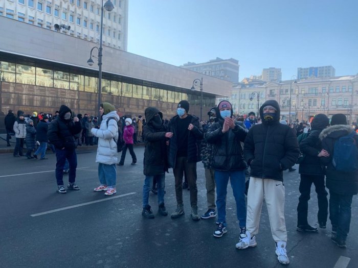 В первых рядах: навальнисты во Владивостоке вывели на ОМОН детей