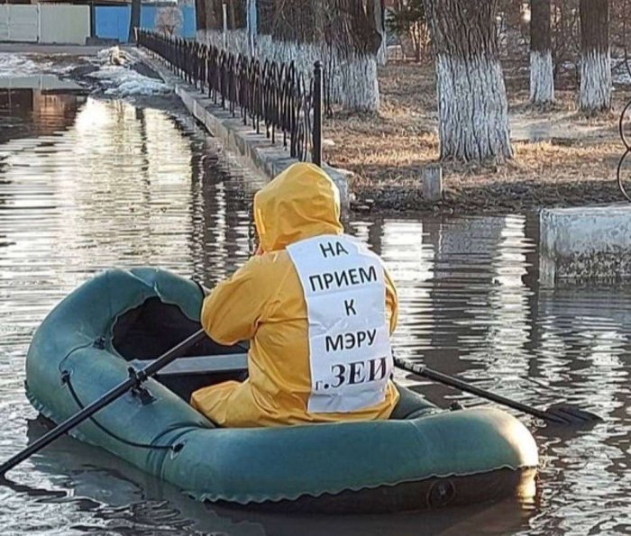 В Амурской области местный житель поплыл по лужам в лодке – на прием к мэру