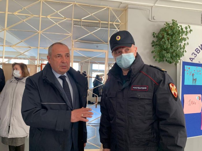 Пиар на крови - мэр Магадана после трагедии в Казани показательно проверил охрану местных школ