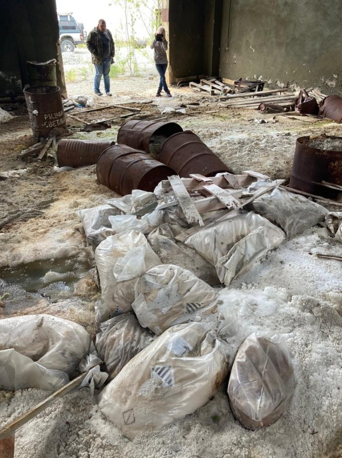В Магаданской области годами не могут решить проблему с заброшенными складами ядохимикатов