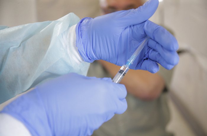 Обязательная вакцинация для пожилых людей введена в Приморье