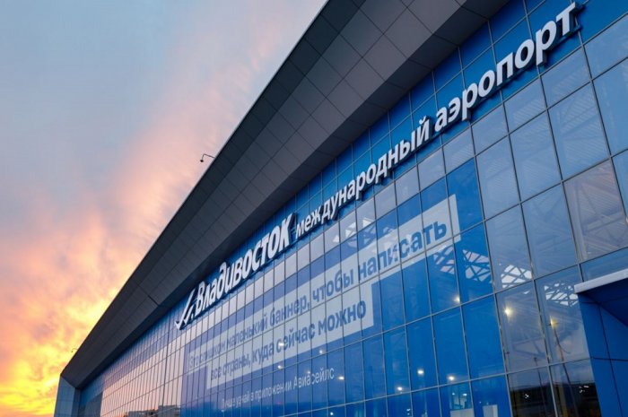 В аэропорту Владивостока несколько часов держали пассажиров в приземлившемся самолете