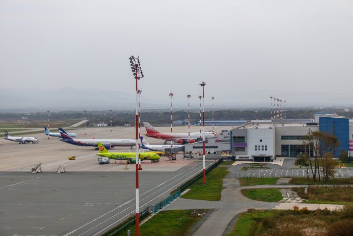 В аэропорту Владивостока несколько часов держали пассажиров в приземлившемся самолете
