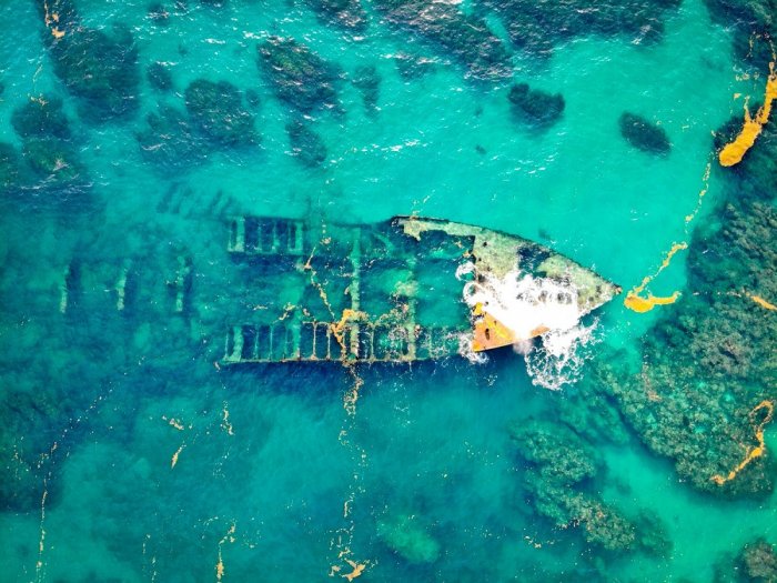 Затонувшее в Нагаевской бухте судно стало проблемой федеральных властей