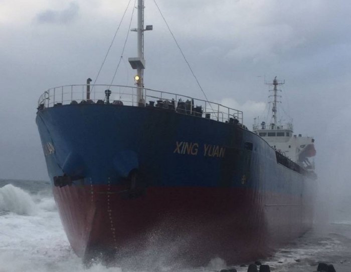 На берега Сахалина выбросило китайское судно