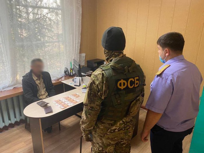 Оперативники ФСБ по Амурской области задержали взяткодателя-наркомана