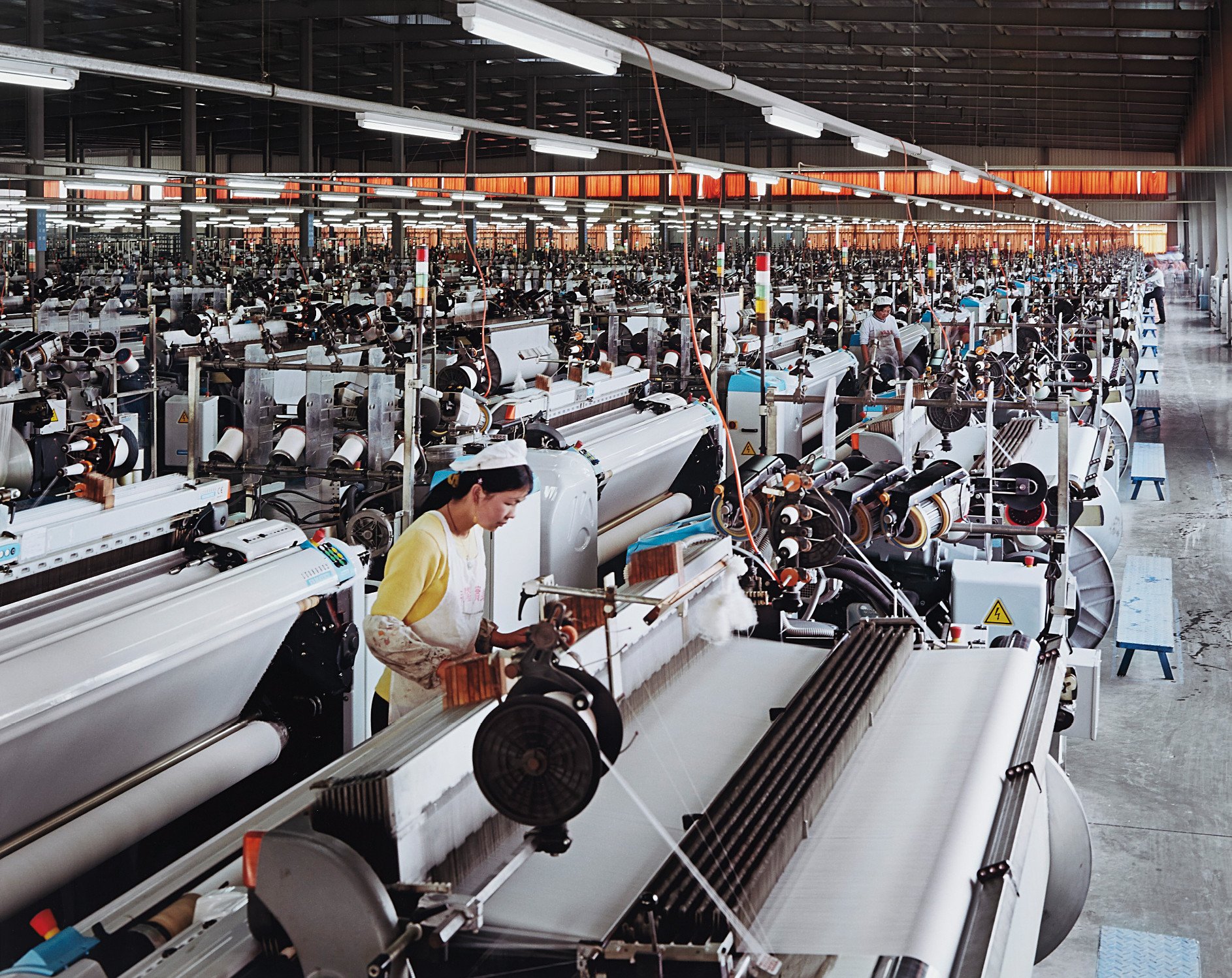 Производство товаров 4 класс. Легкая промышленность Китая. Текстильная промышленность Китая. Текстильное производство. Легкая промышленность Японии.