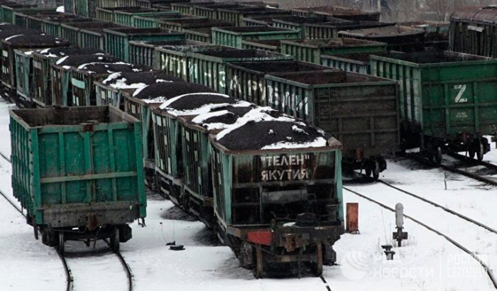 «Угли за рубли» - надписи на вагонах якутской угледобывающей компании