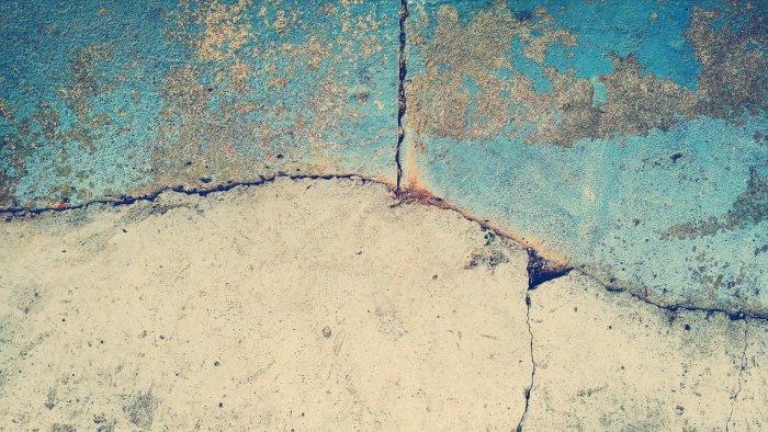 Трещины на стенах забайкальской школы напугали родителей
