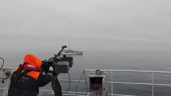 Пограничники вынуждены останавливать браконьеров в Охотском море огнём