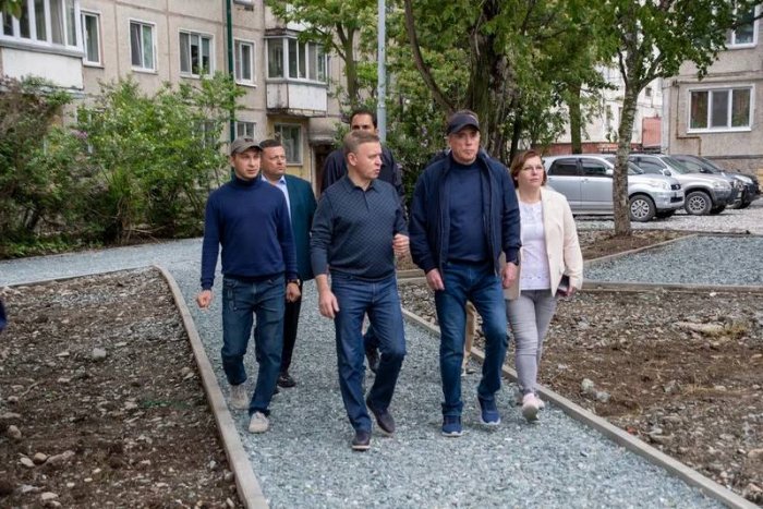 Губернатор Сахалина проинспектировал ремонт дворов в областном центре