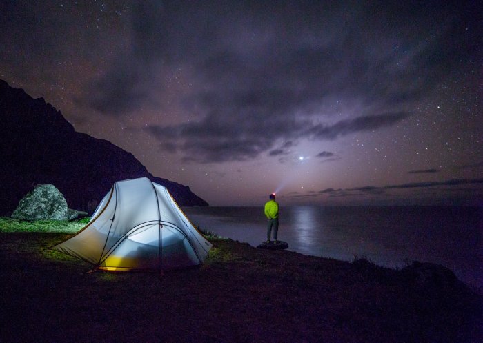 Тренд сезона: гости Бурятии живут в палатках на берегу Байкала