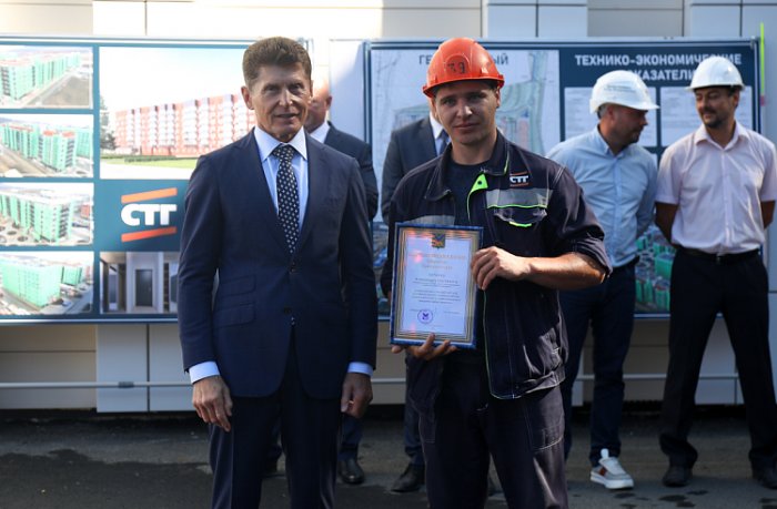 Олег Кожемяко поздравил с профессиональным праздником строителей Приморья