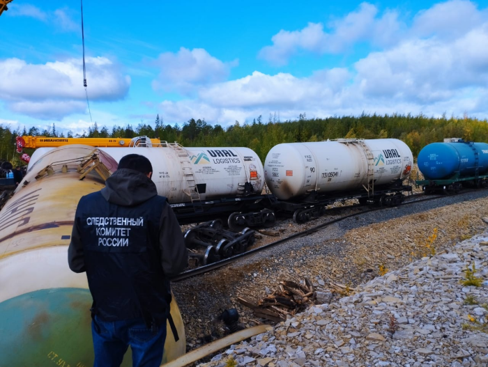 В Якутии 15 вагонов грузового поезда сошли с рельсов