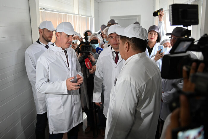Развитие АПК и новые больницы для села: глава Минсельхоза России работает в Бурятии