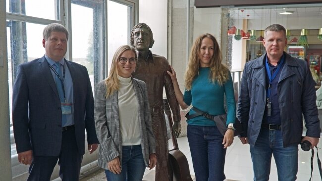В аэропорту Магадана поставили статую Высоцкого
