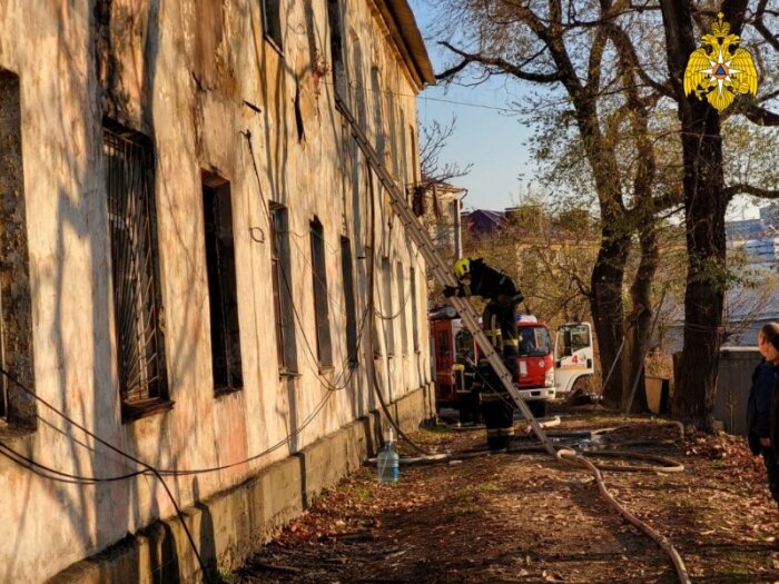 Пожарные спасли 25 человек из горящего дома во Владивостоке