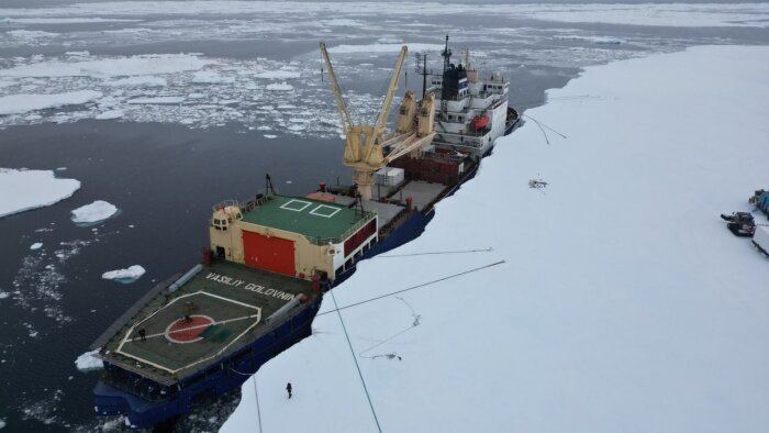 «Василий Головнин» сквозь шторм доставил грузы на бельгийскую полярную станцию в Антарктиде