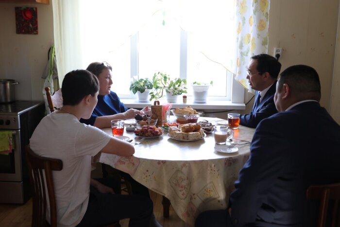 Глава Якутии посетил семью раненого добровольца