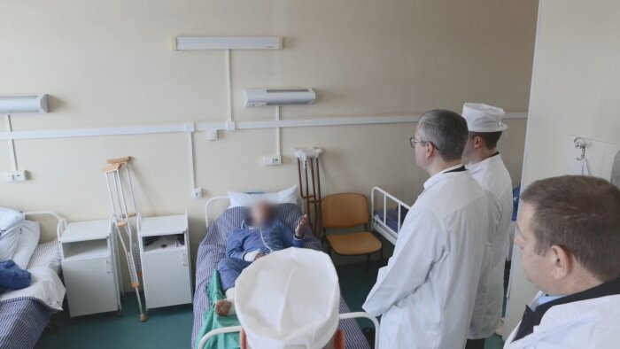 Владимир Солодов навестил раненых в госпитале