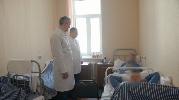 Владимир Солодов навестил раненых в военно-морском госпитале