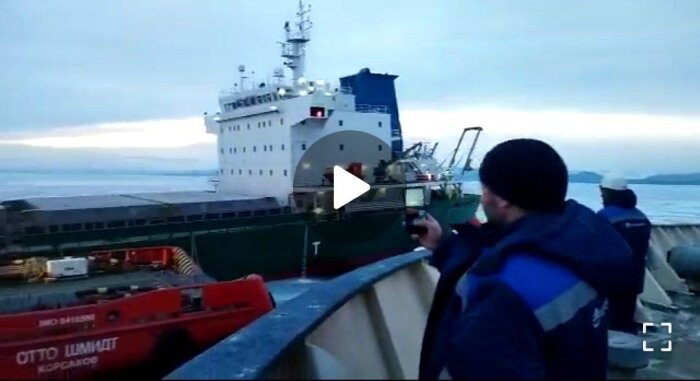 У морского побережья Хабаровского края спасают терпящий бедствие китайский балкер