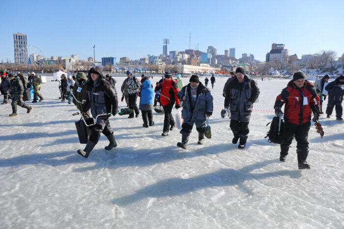 Во Владивостоке на лёд Амурского залива с удочками вышли 250 человек