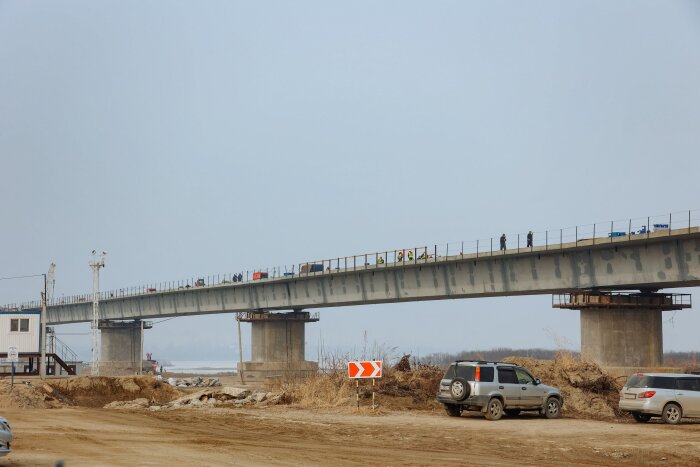 В Амурской области сенаторы постояли на мосту через реку Зею