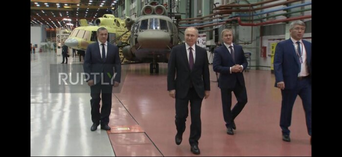 Владимир Путин прибыл в Бурятию и посетил авиационный завод