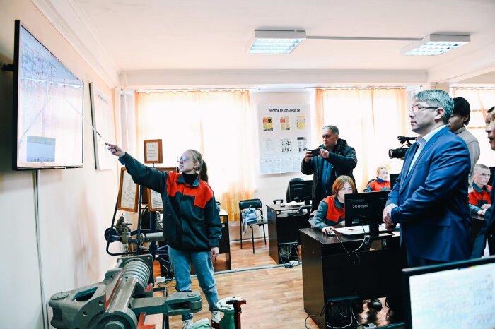 В Селенгинском районе Алексей Цыденов посетил образовательные учреждения