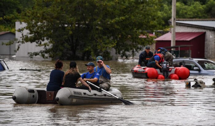 Тысячи человек эвакуированы из зон стихийного бедствия в Приморье