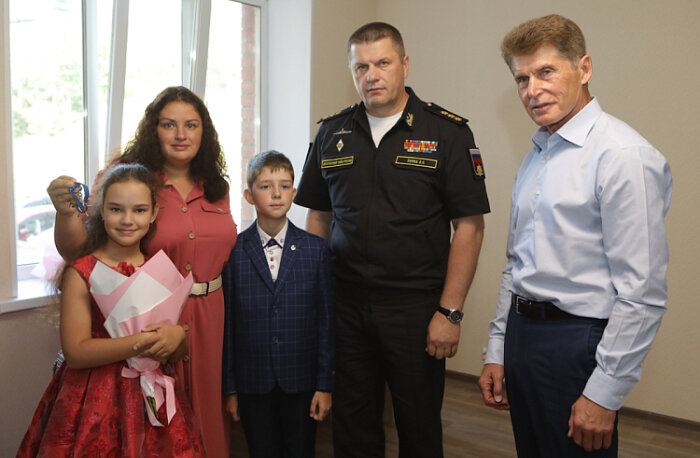 Олег Кожемяко вручил ключи от новых квартир семьям погибших героев