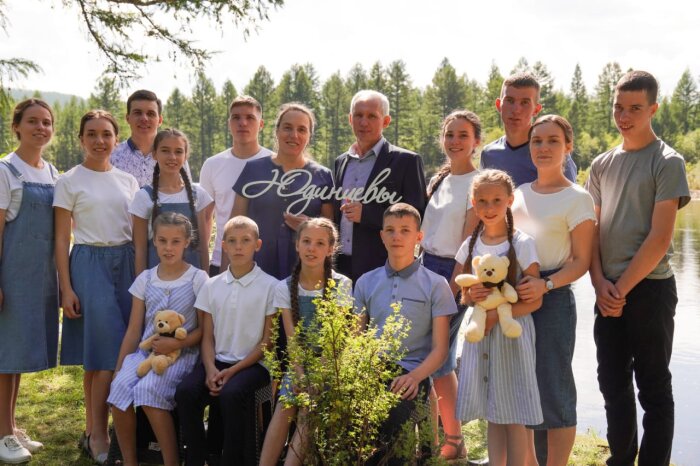 В Якутии семья Юдинцевых воспитывает четырнадцать детей