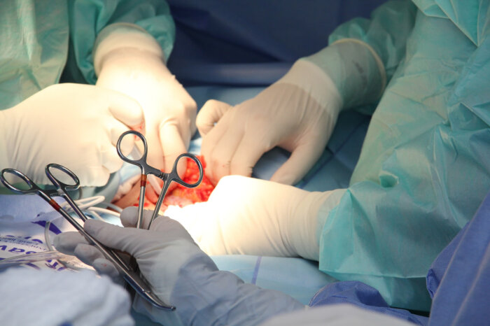 В подвале под обстрелом: хирург из Забайкалья провел операцию на открытом сердце в зоне СВО