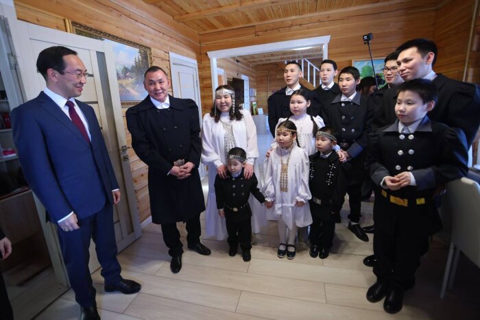 Глава Якутии в Намском районе побывал в гостях у многодетной семьи