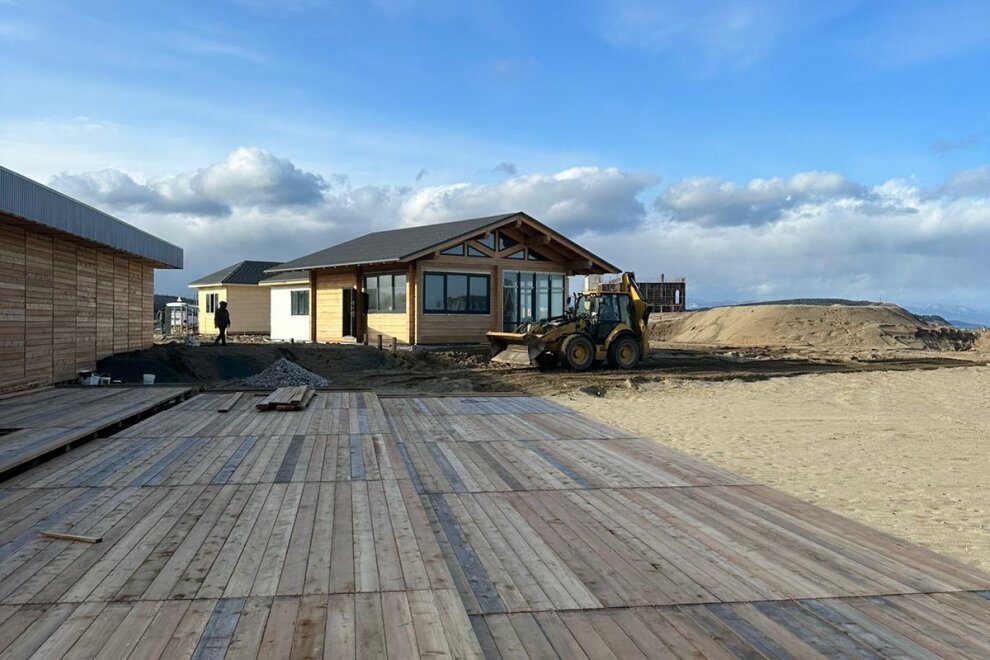 Сахалинские «гектарщики» удивят туристов амфитеатром на пляже Охотского моря